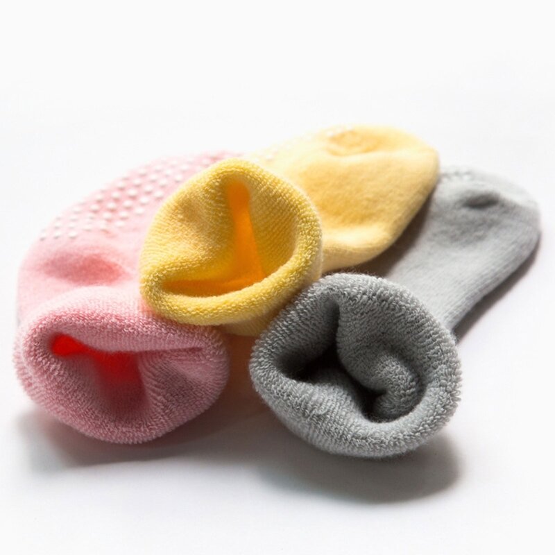 ถุงเท้าผ้าฝ้ายหนาอบอุ่นเป็นกลางถุงเท้าเด็กวัยหัดเดินพร้อมด้ามจับผ้าฝ้ายหนาขนาดเล็กถุงเท้ากันลื่น 0-1 ปี