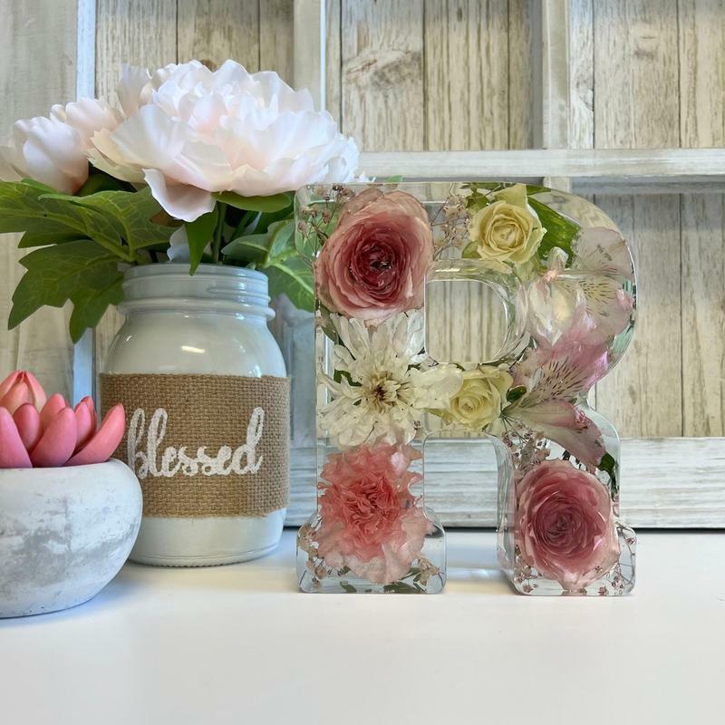 Veilleuse en bois de fleurs séchées avec lettres de A à Z personnalisées, lampe de table romantique créative, cadeau d'anniversaire pour couple, jour de Léon, enfant