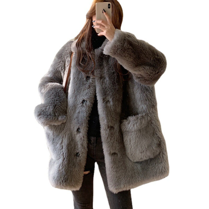 Anna con partículas de lana de piel compuesta en el abrigo largo para mujer