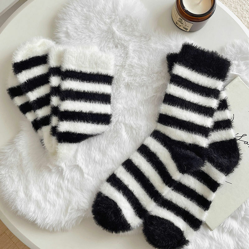Weiche gemütliche flauschige Socken schwarz weiß gestreifte Nerz Samt Socken für Frauen Mädchen Winter verdicken warmen Schlaf bett Boden nach Hause Socken