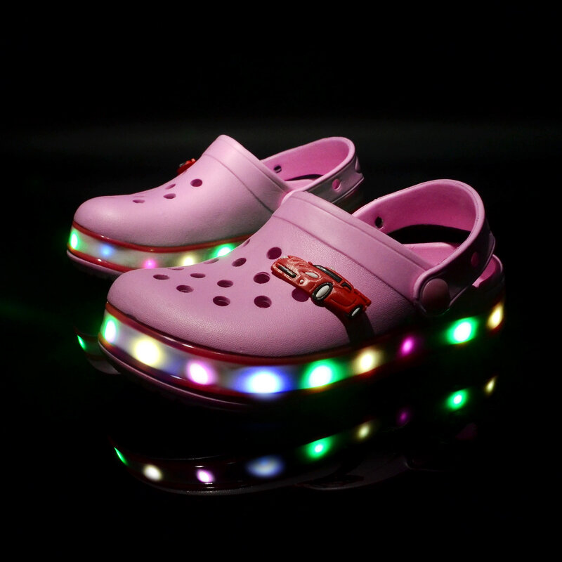 Letnie dziecięce sandały z dziurami z podświetleniem LED migające światło buty dla chłopców dziewczynki sandały plażowe dla dzieci oddychające modne trampki