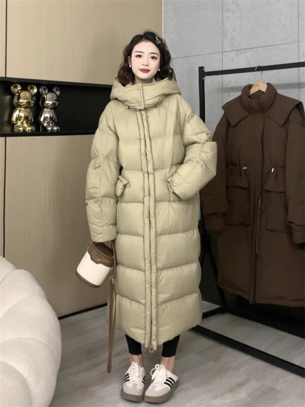 Piumino nero versione coreana per donna in inverno, statura piccola alla moda e alla moda, giacca lunga semplice, 2023