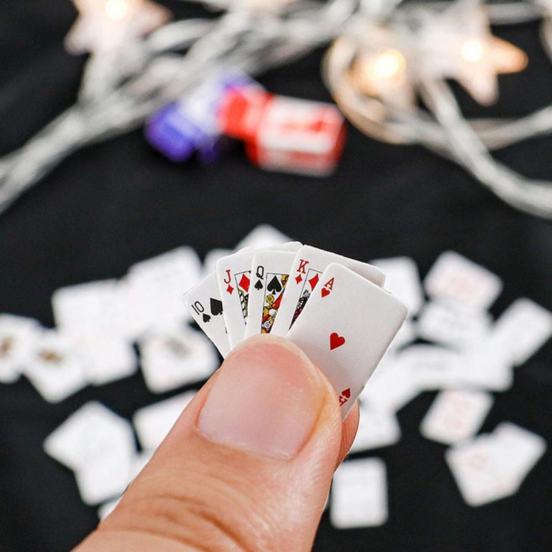 مجموعة واحدة من بطاقات لعب البوكر الصغيرة نماذج عشوائية ومضحكة ألعاب دمى صغيرة لطيفة ديكور بمقياس 1:12 مستلزمات بيوت الدمى