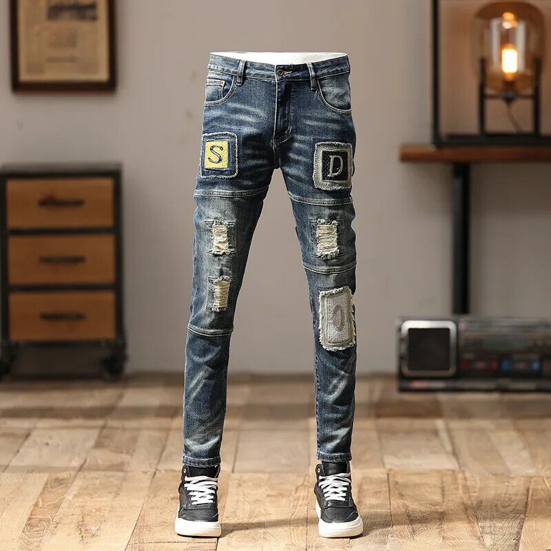 Calça masculina slim fit bordada de perna reta motocicleta, patchwork de costura, retrô na moda, leve, personalidade, rua, jeans