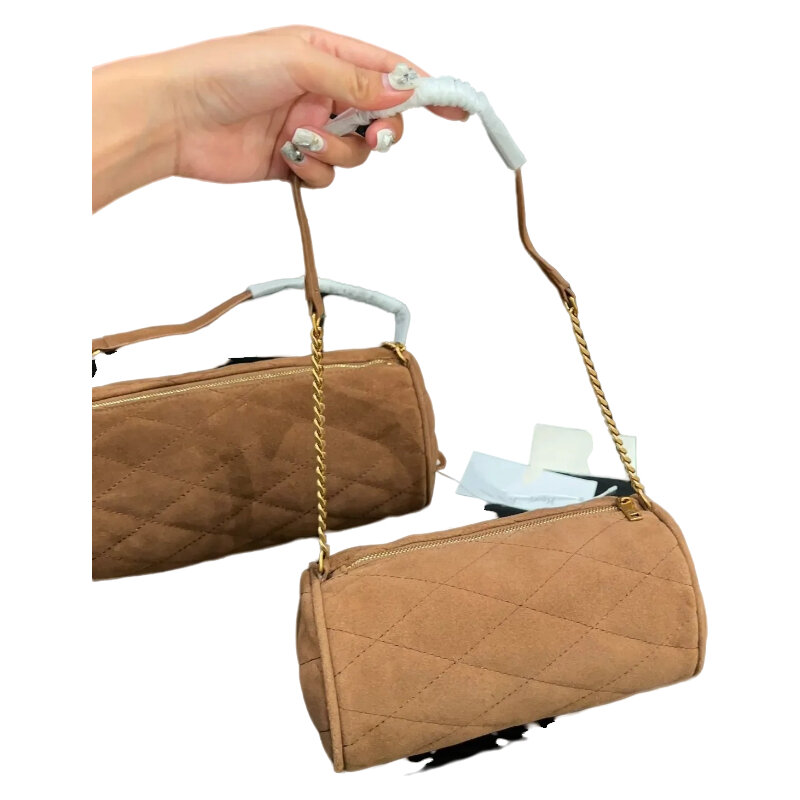 กระเป๋าหนังชามัวร์สีน้ำตาลสามารถใส่ได้บนไหล่ข้างเดียวหรือข้ามลำตัว