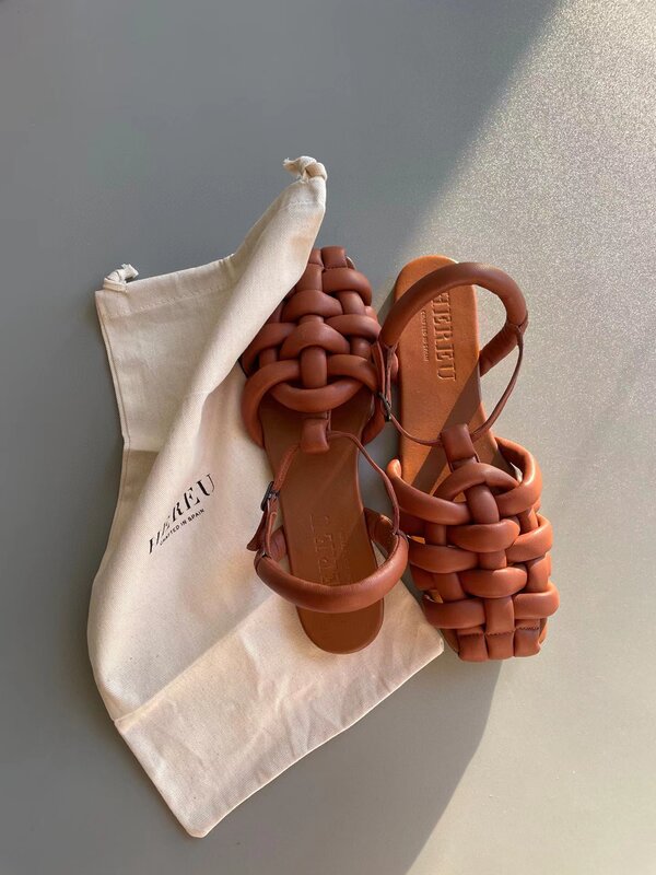 HEREU คุณภาพรองเท้าผู้หญิงทอ Niche ฤดูร้อนใหม่ของแท้หนังแฟชั่น Soft Beach แบนโรมันผู้หญิงรองเท้าแตะ