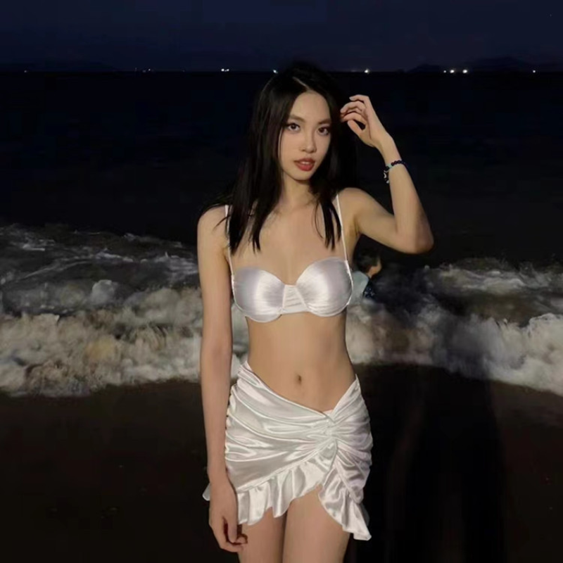 Nowy seksowny biały Bikini Bandeau trzyczęściowy strój kąpielowy kobiety ze spódnicami kostiumy kąpielowe plażowa koreański zestaw Bikini 2024