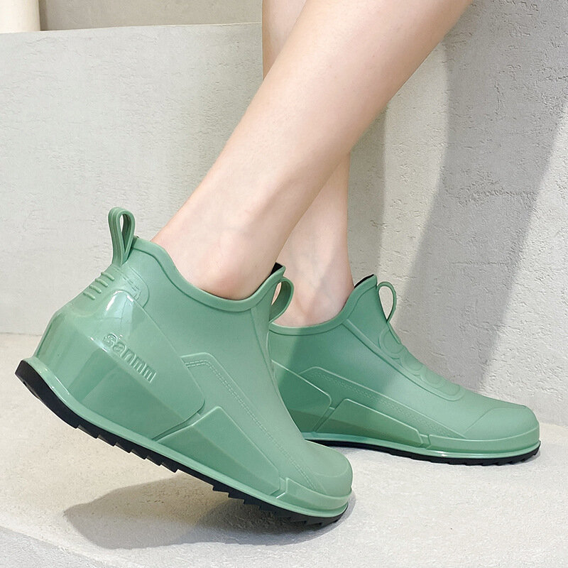 Stivali da pioggia coreani alla moda scarpe da acqua resistenti all'usura impermeabili Casual di tendenza a botte bassa da donna che escono scarpe da lavoro