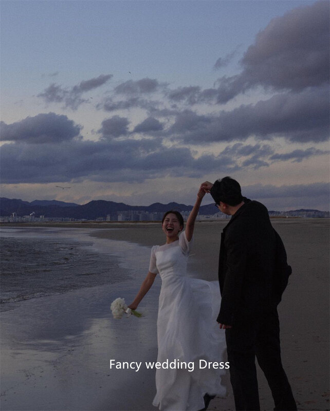 فستان زفاف بسيط برقبة دائرية ، تصوير كوري ، أكمام قصيرة ، فستان زفاف بخط ، طول الأرضية ، ساتان حرير ، فساتين رسمية