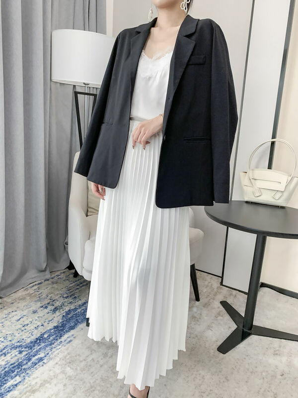 Biała spódnica Halfbody dla kobiet 2024 wiosna/lato nowa wysoka talia szczupła i wisząca plisowana spódnica o średniej długości w kształcie linii