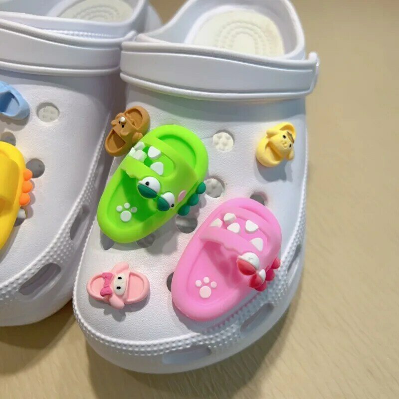 Kreskówkowe Mini kapcie akcesoria do obuwia słodkie DIY dziura dekoracja butów chłopców dziewczęce sandały z pcw moda klamra do butów prezent dla dzieci