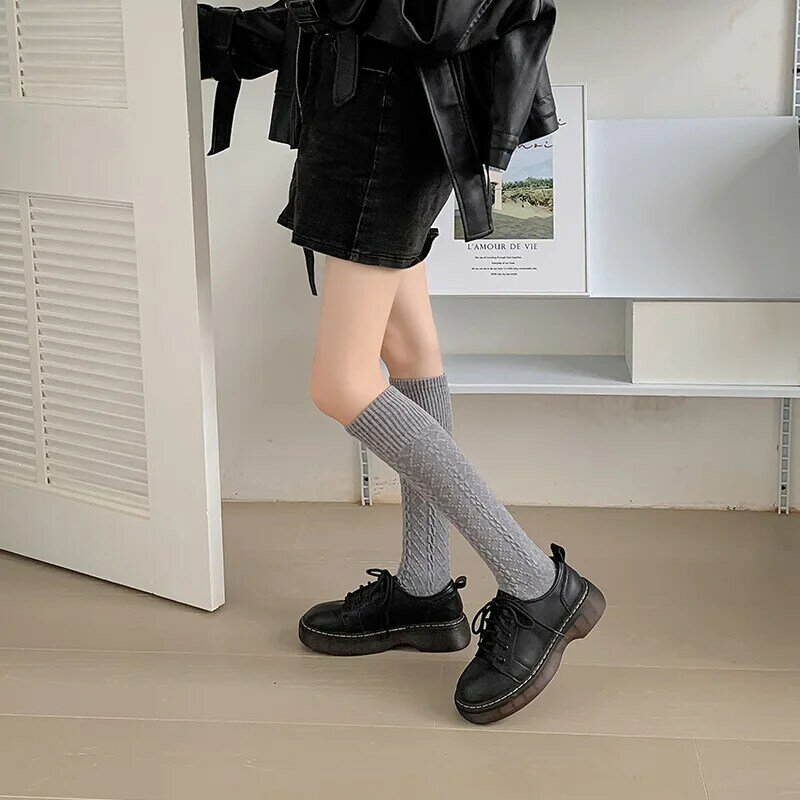Stoking wanita Retro mode baru musim gugur kaus kaki hangat gaya Jepang warna polos kasual untuk wanita kaus kaki panjang setinggi lutut musim dingin lembut