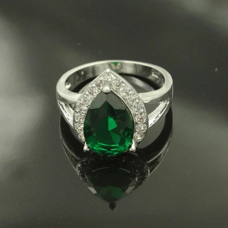 Женское кольцо из серебра 925 пробы с зеленым изумрудом