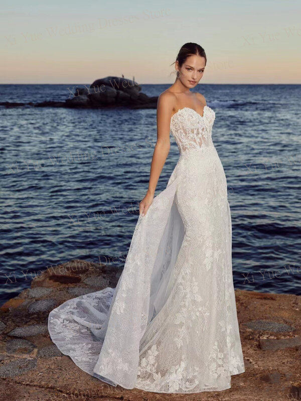 Simple Modern Strapless Wedding Dresses Elegant Lace Appliques Backless Sweep Train Bride Gowns Sexy Sleeveless Vintage Mermaid