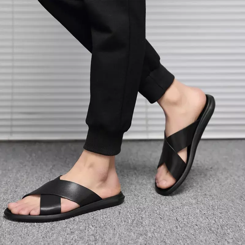 Zapatillas de verano para hombre, zapatos planos negros de cuero suave, calzado antideslizante para vacaciones, D102, 2024