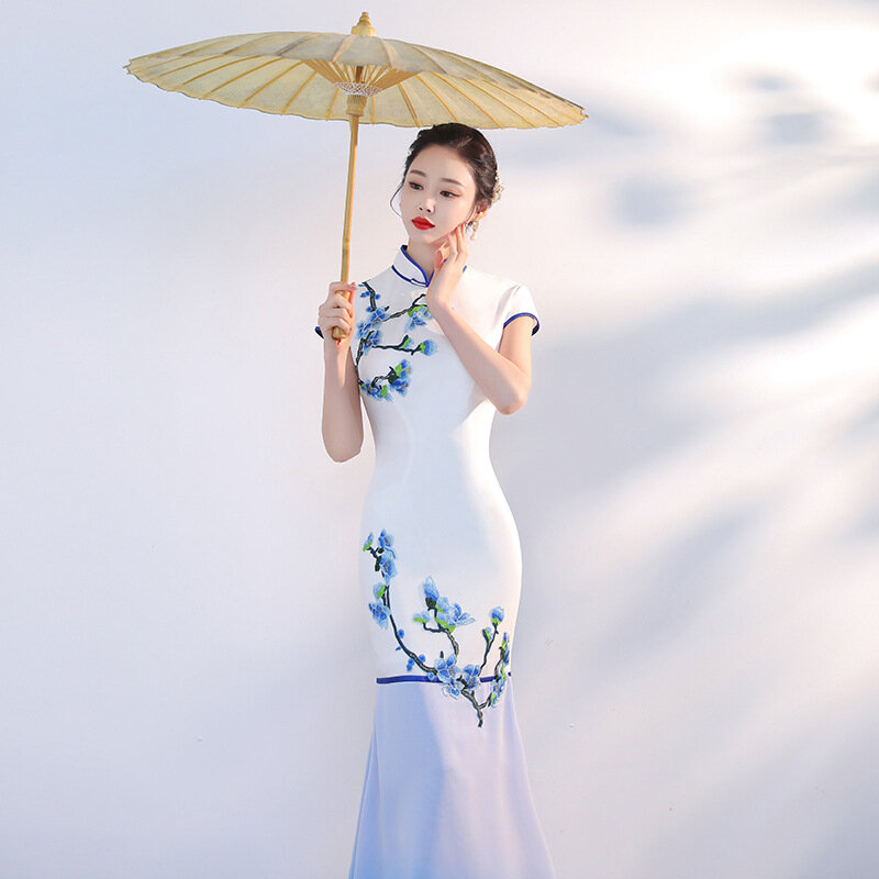 짧은 소매 Qipao 자수 아플리케 만다린 칼라 그라데이션 인어 새틴 치파오 중국 여성 드레스, 봄 섹시한