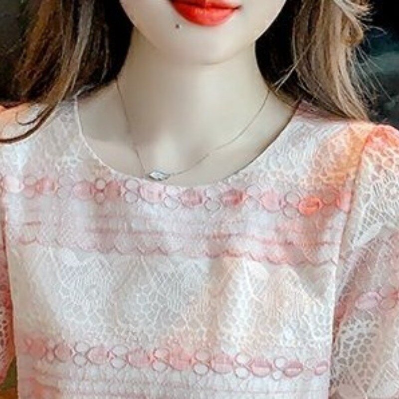 Camiseta feminina de manga curta com renda listrada com gola O, blusa oca solta, pulôver casual minimalista, moda patchwork, novo verão, 2024