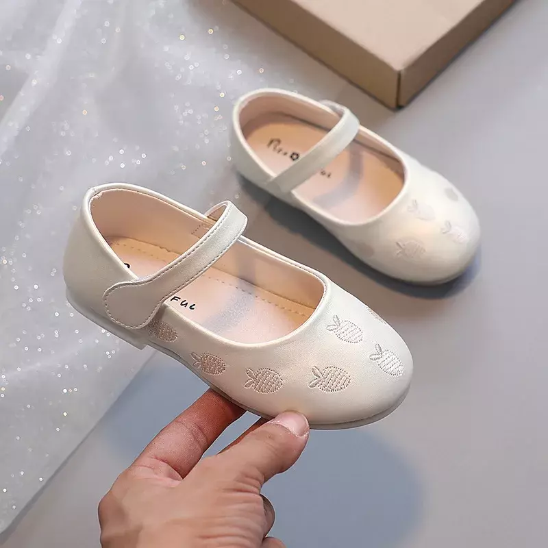 Girls Korean New Fashion Princess Shoes Kids Embroidered Carrot Leather Shoes for Party Wedding Children Sweet Elegant Flats