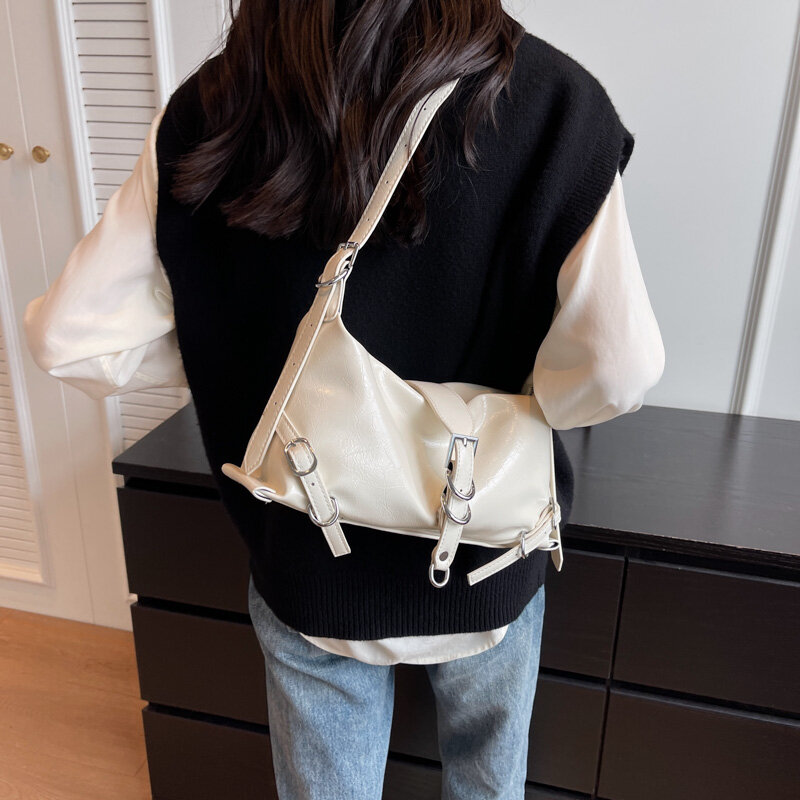 กระเป๋าพาดลำตัวสำหรับผู้หญิงหนังสีเงินซ้ายสุดหรู Y2k 2023 MODE Korea ใต้วงแขนกระเป๋าสะพายไหล่รักแร้หญิง