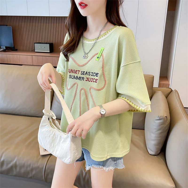 Mode O-Ausschnitt gespleißt lässig Brief Stickerei T-Shirts weibliche Kleidung Sommer neue lose All-Match-Tops koreanische T-Shirt