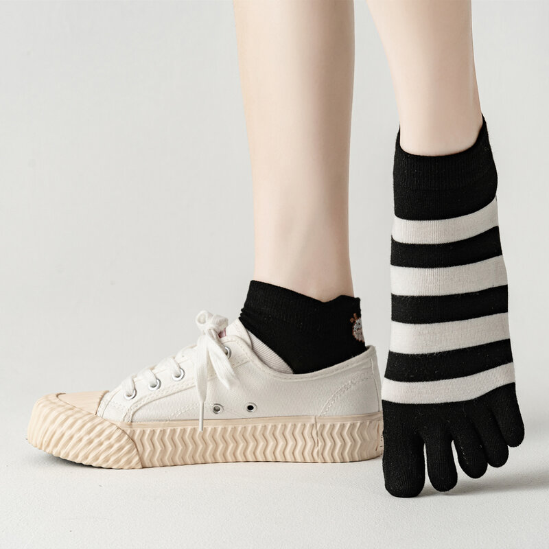 Calcetines de cinco dedos para mujer, medias de algodón con rayas blancas y negras, medias poco profundas con punta dividida, 5 pares