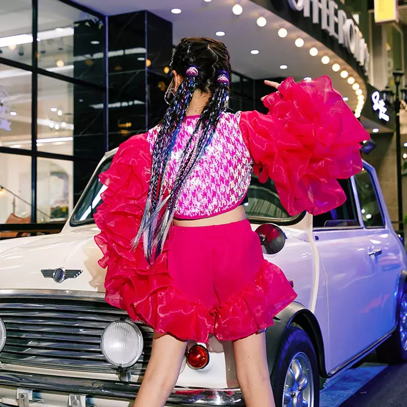 เสื้อผ้าเชียร์ลีดเดอร์แขนพัฟสีชมพูสำหรับเด็กผู้หญิงชุดการแสดงบนเวทีชุดเต้นแจ๊สชุดเสื้อผ้า K-Pop 2024