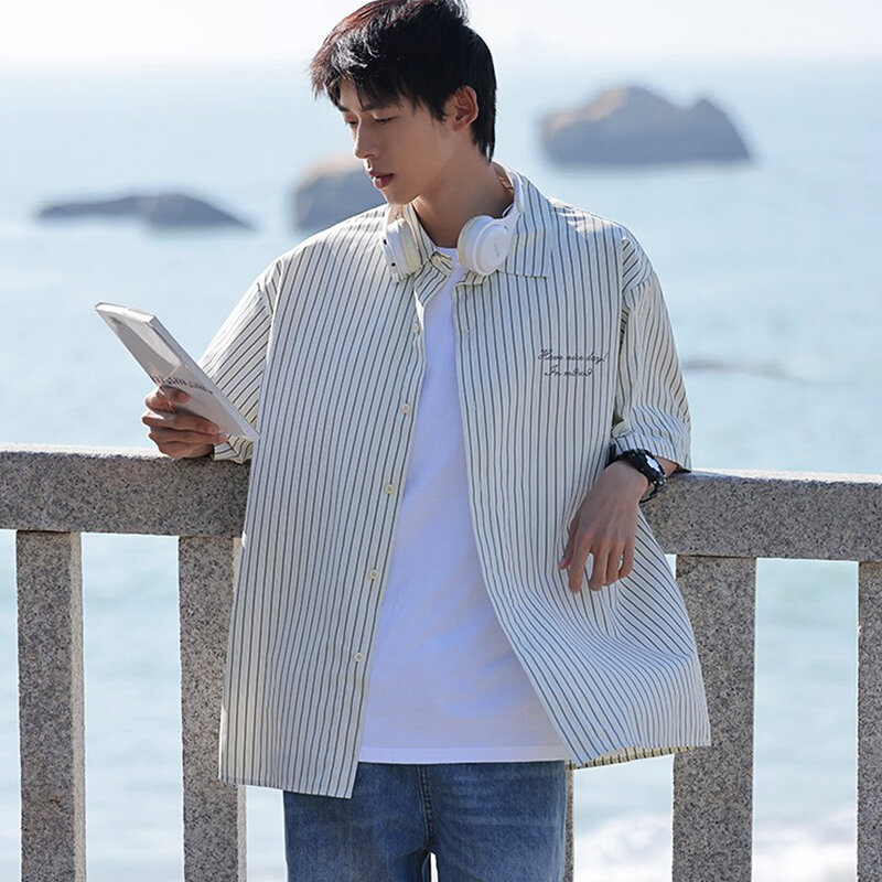 Baju musim panas pria blus atasan kemeja lengan pendek kotak-kotak kaus pantai bermerek Streetwear Korea bergaris kualitas tinggi 2023
