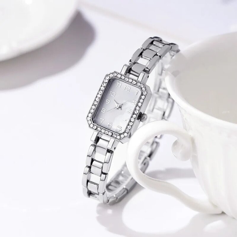 Роскошные женские часы 2023 Новые простые квадратные полностью алмазные Цифровые кварцевые часы с золотым браслетом из нержавеющей стали женские часы для платья