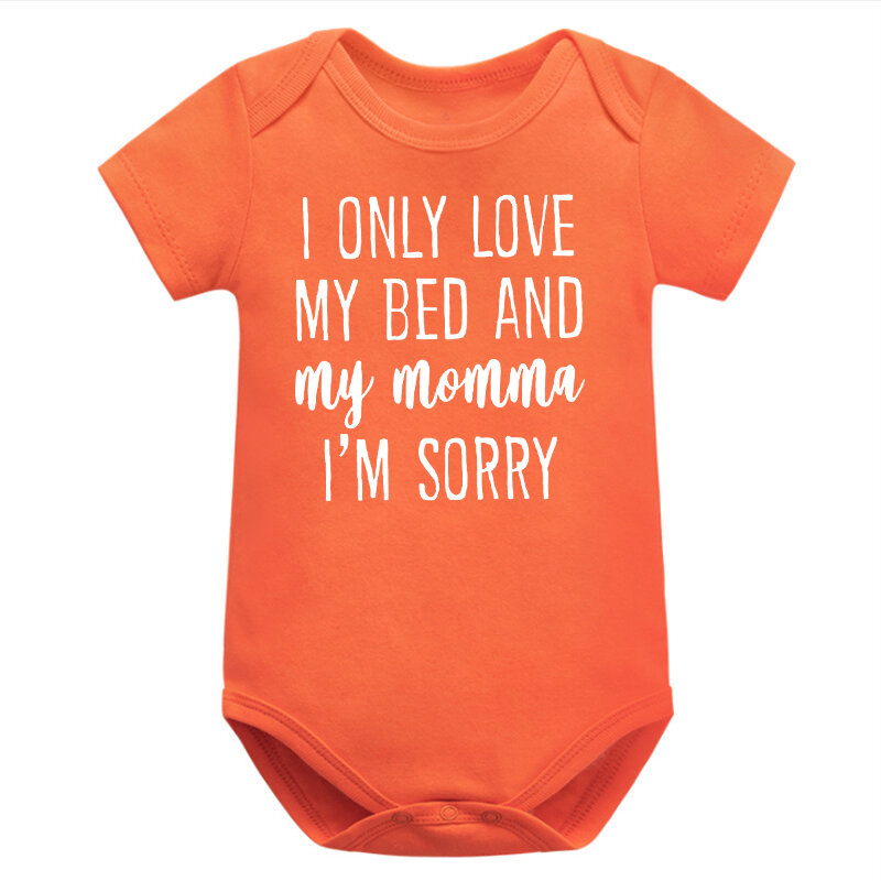 Kocham tylko moje łóżko I moją mamę przepraszam kombinezon dziecięcy prezent na dzień matki prezent na Baby Shower pierwszy dzień matki odzież dla niemowląt
