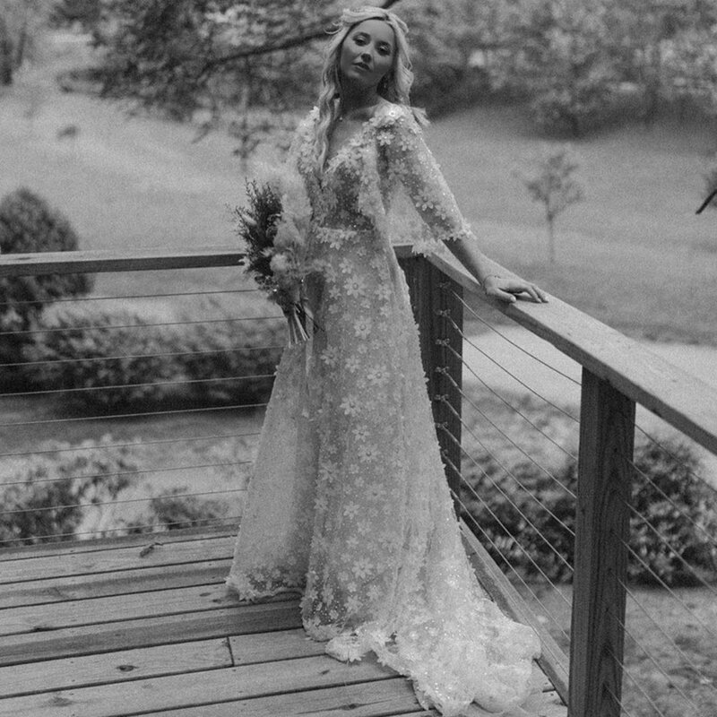 Vestidos de novia de encaje 3D con media manga acampanada, cuello en V, espalda abierta, lentejuelas ostentosas, cuello en V, línea A, flores románticas, talla grande