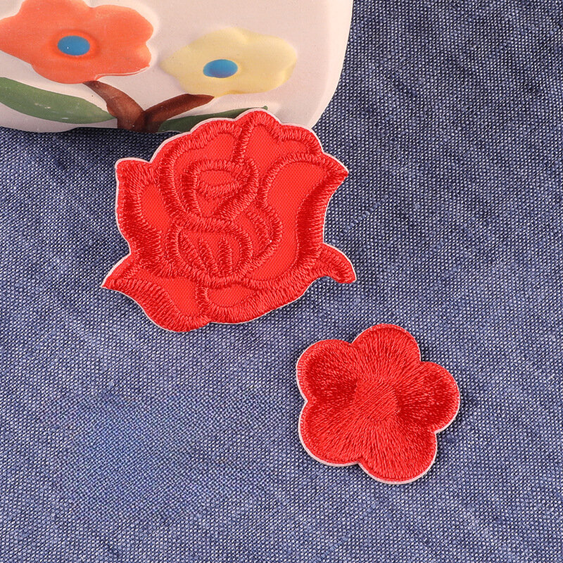 Heiß verkaufen Blumen Stickerei Patches DIY Patch Rose Aufkleber selbst klebende Abzeichen Stoff Zubehör für Kleidung Tasche Hüte