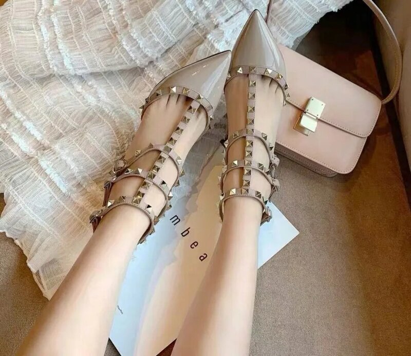 Sandalias de piel auténtica para mujer, zapatos de tacón alto puntiagudos con remaches clásicos, sexys, de lujo, y boda para fiesta, verano, 2023