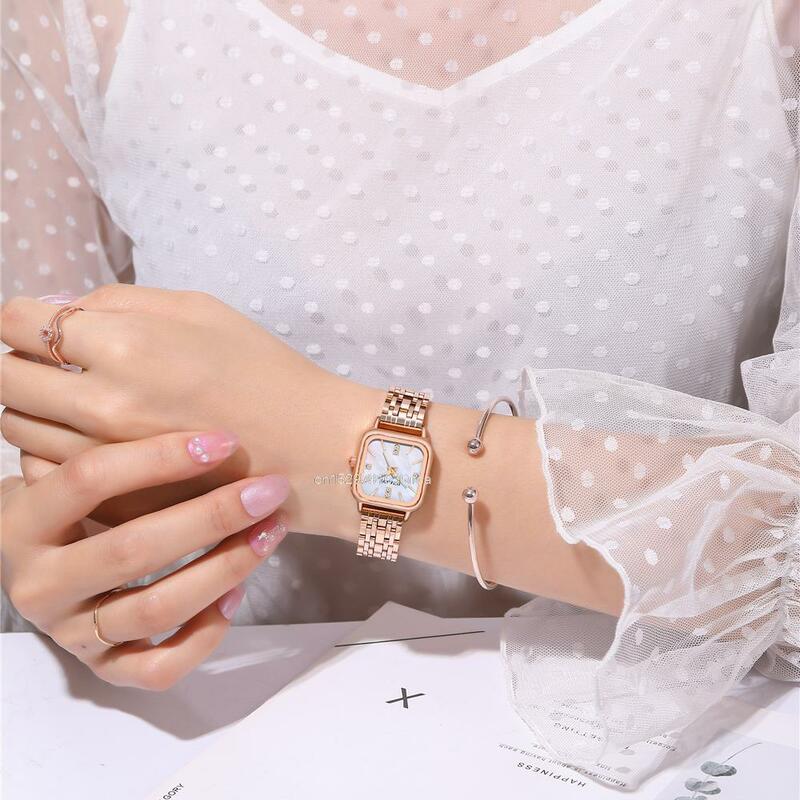 Jam tangan kuarsa wanita merek mewah jam tangan modis persegi dengan berlian permukaan kerang desain warna emas jam tangan tali logam halus