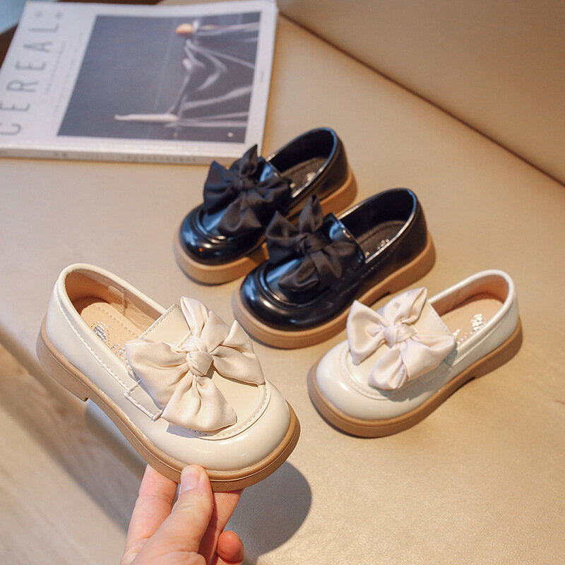 Sepatu kulit hitam kecil untuk anak perempuan, sepatu Princess gaya Inggris Sol empuk, sepatu anak-anak baru musim semi dan musim gugur 2024
