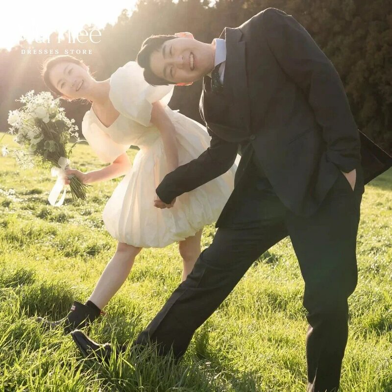 Gaun pernikahan putri duyung Satin elegan, gaun pengantin Satin Mini 2024 kerah persegi di atas lutut, topi lengan pendek
