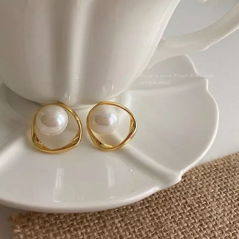 Pendientes inusuales de diseño Irregular para mujer, joyería de perlas de imitación, tachuelas redondas doradas, regalo de boda