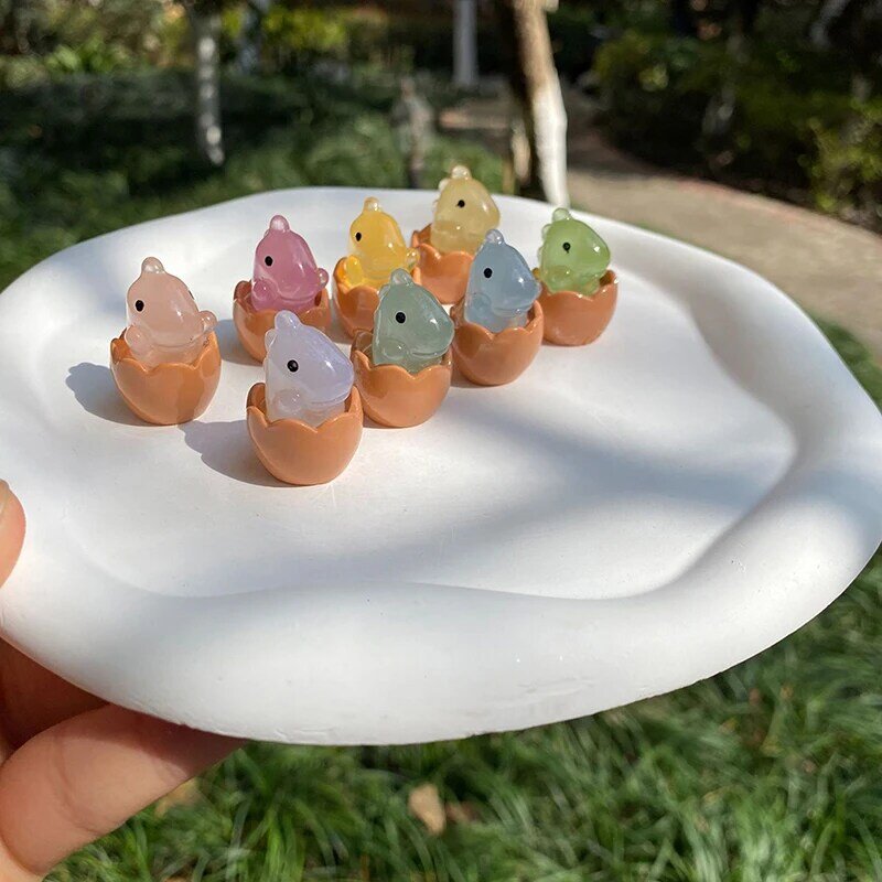 2 sztuki Mini świecący żywiczny jajo dinozaura świecące w ciemności miniaturowa ozdoba dla DIY ogrodowy domek dla lalek