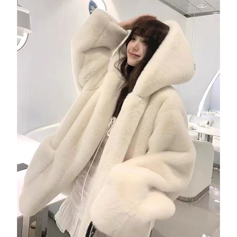 Mantel bulu bertudung wanita, jaket bulu musim dingin 2023 baru gaya kasual bertudung hangat pakaian luar beludru berbulu wanita longgar imitasi