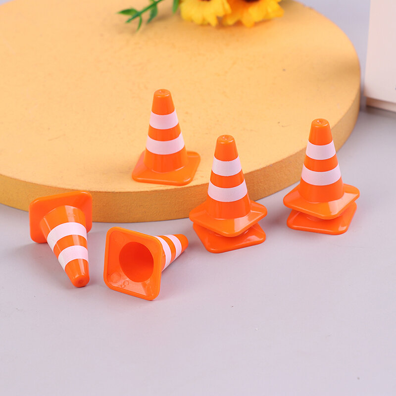 7 Stück Mini Kunststoff Verkehr Straßen kegel Spielzeug Training Straßen sperre Zeichen Kinder Lernspiel zeug DIY Puppenhaus Dekor