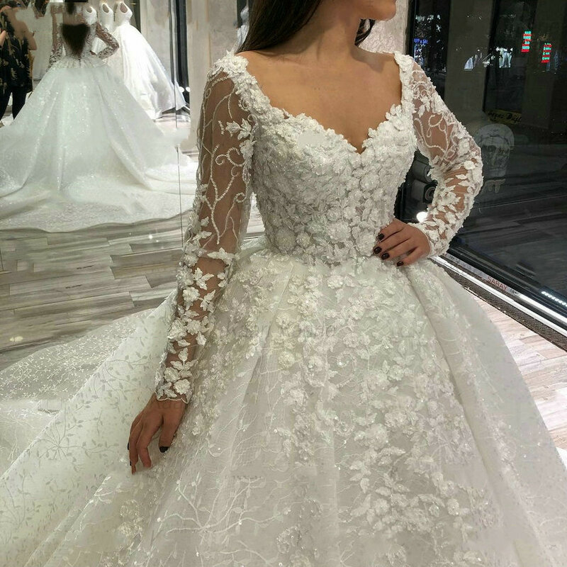 فستان زفاف دانتيل أبيض أنيق ، ياقة مربعة ، كم طويل ، مزين بالدانتيل ، قطار سويتر ، عربي ، دبي ، زفاف