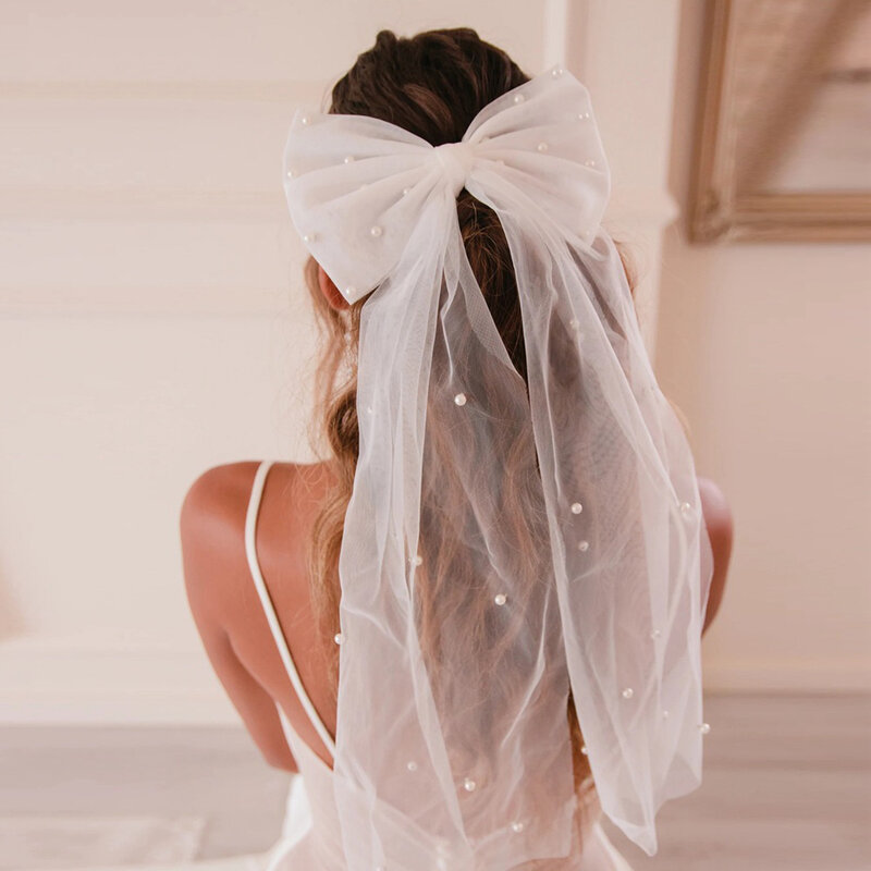 Элегантный свадебный головной убор для невесты, белый сетчатый головной убор с имитацией жемчуга и бантом, короткая вуаль, декор для задней головки, аксессуары для волос