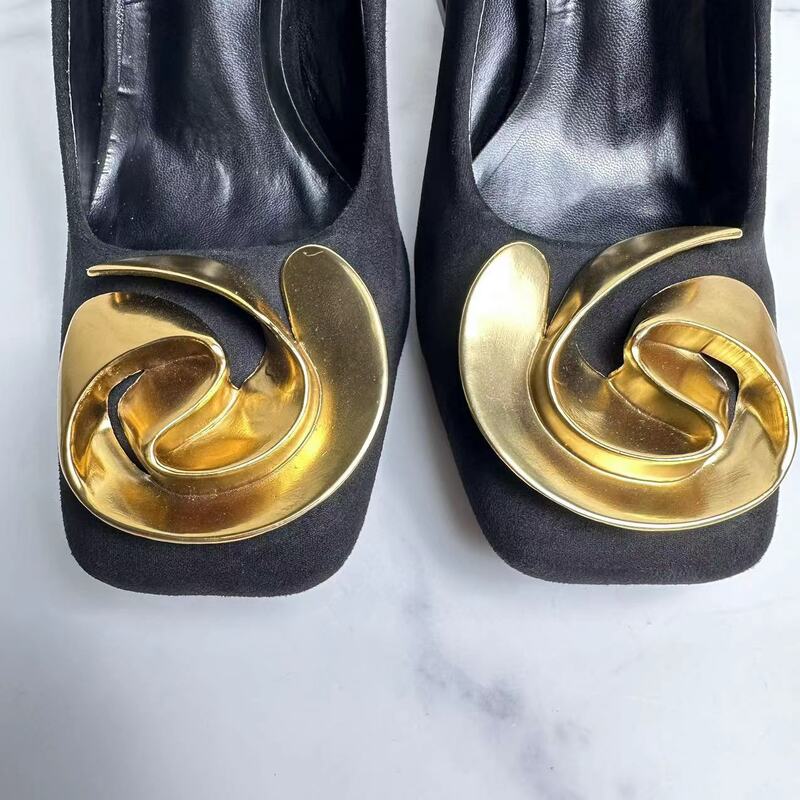 Новинка 2024, женская обувь, черные замшевые туфли из овечьей кожи с металлическими цветами, украшенные очень высоким квадратным каблуком