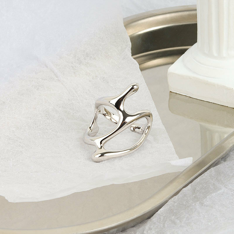 แหวนแฟชั่นแบบปรับได้วงกลมสีทองและสีเงินกลวงไม่สม่ำเสมอของผู้หญิงแหวนสาขาประจำวันเครื่องประดับความงาม