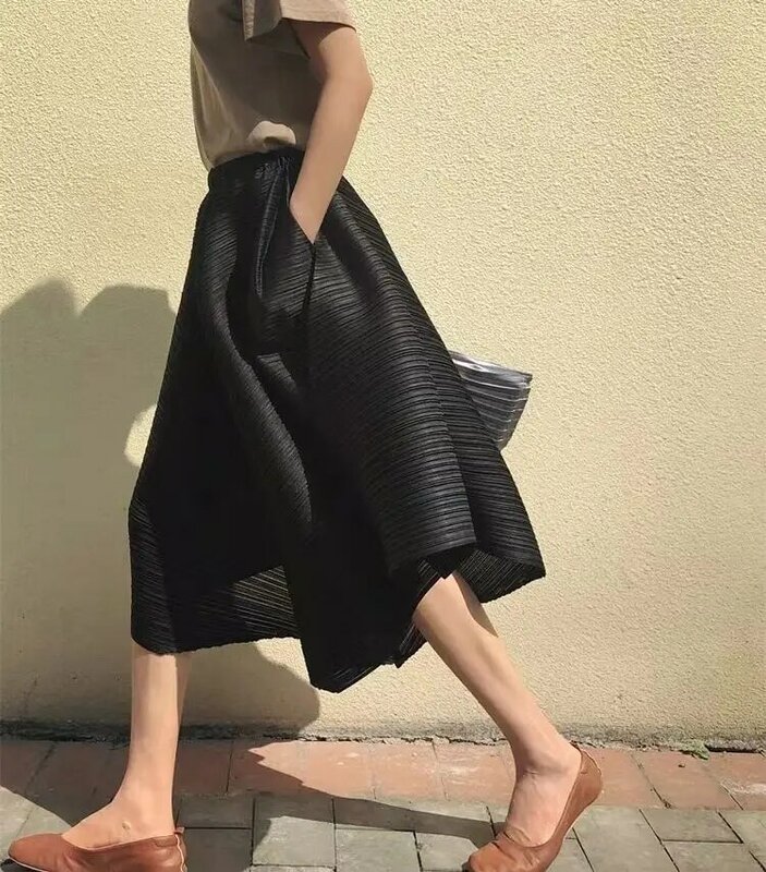 Casualowe damskie w jednolitym kolorze elastyczne spodnie w talii z marszczonymi kolanami 2023 letnie nowe, nieregularne, rozkloszowane spodnie luźne kieszenie z szerokimi nogawkami