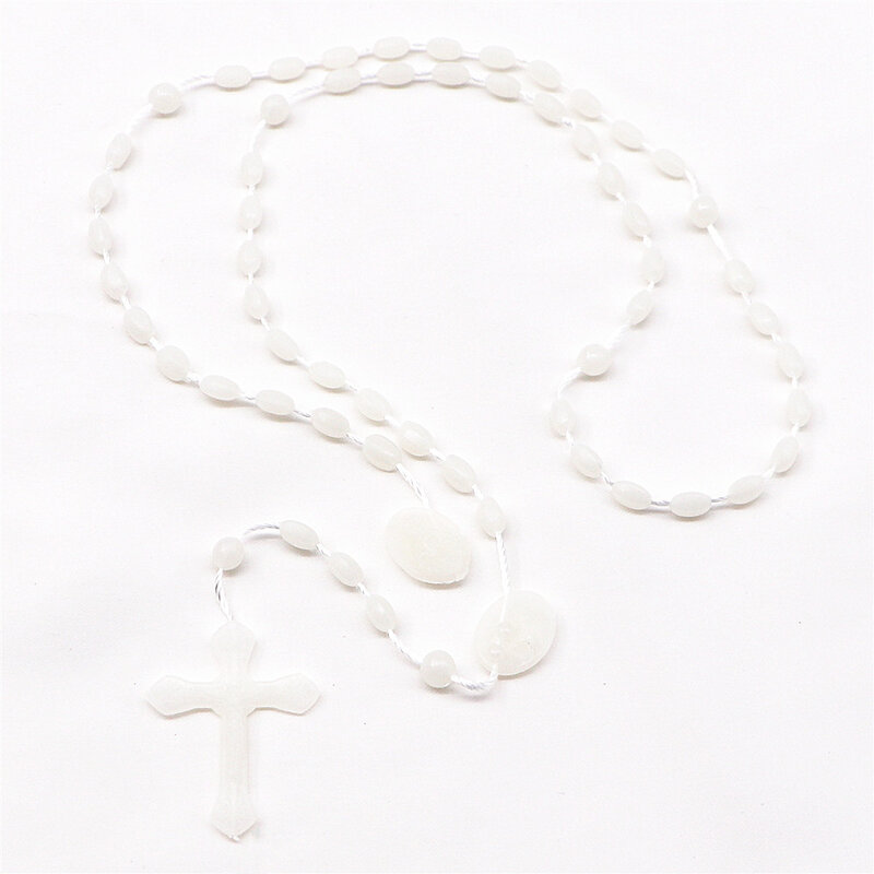 12 sztuk/paczka moda Luminous biały katolicki modlitwa plastikowe koraliki (7*5mm) różaniec naszyjniki, LKXL004
