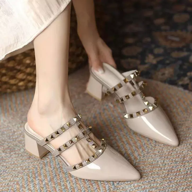Baotou รองเท้าแตะผู้หญิง, รองเท้าใส่ด้านนอกแฟชั่นใหม่ฤดูร้อน2024เล็บสีกลวงอเนกประสงค์สวมใส่สบาย
