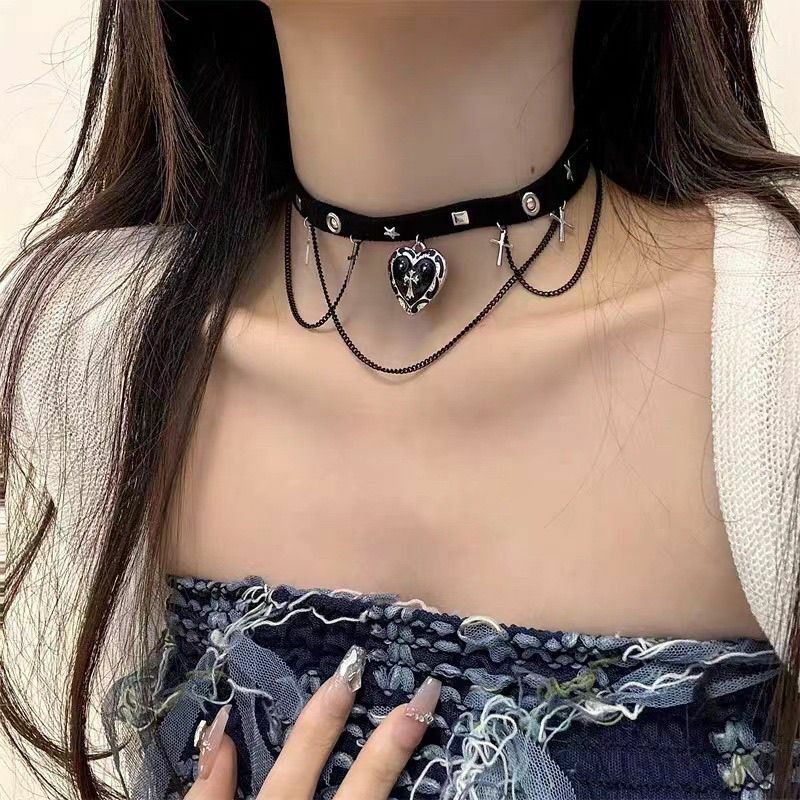 A dark punk style black heart cross design with a personalized and trendy high-end spicy girl necklace