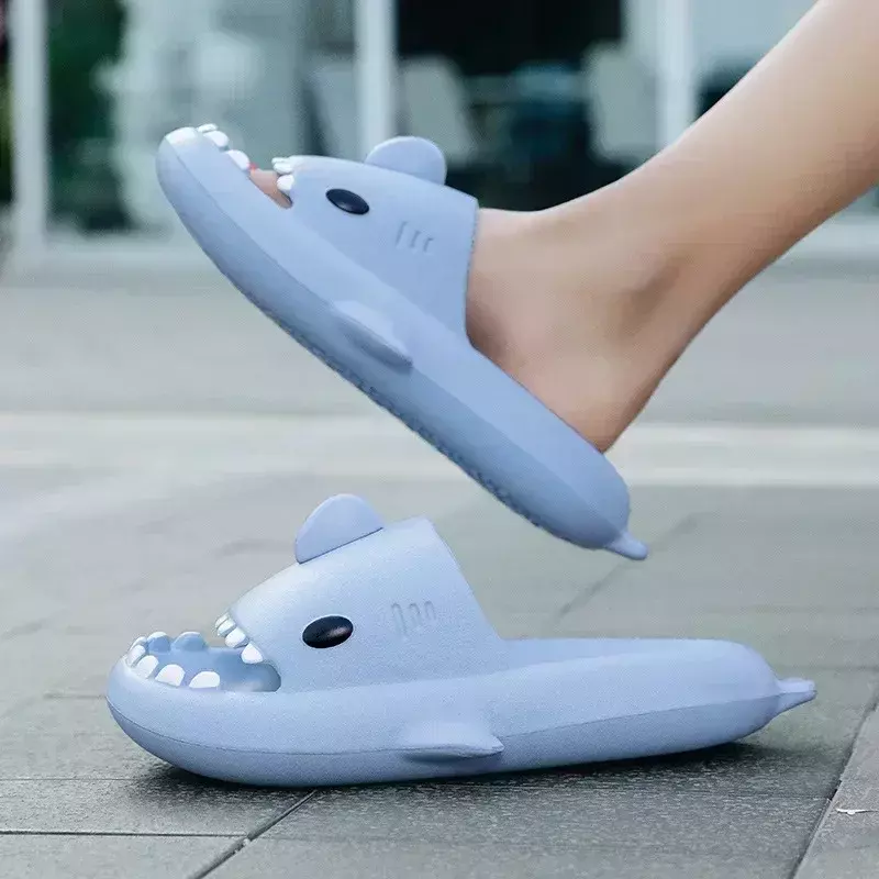 2024 baru musim panas sandal hiu wanita sandal kamar mandi pria Flip flop rumah antiselip sepatu datar luar ruangan sandal lucu anak-anak