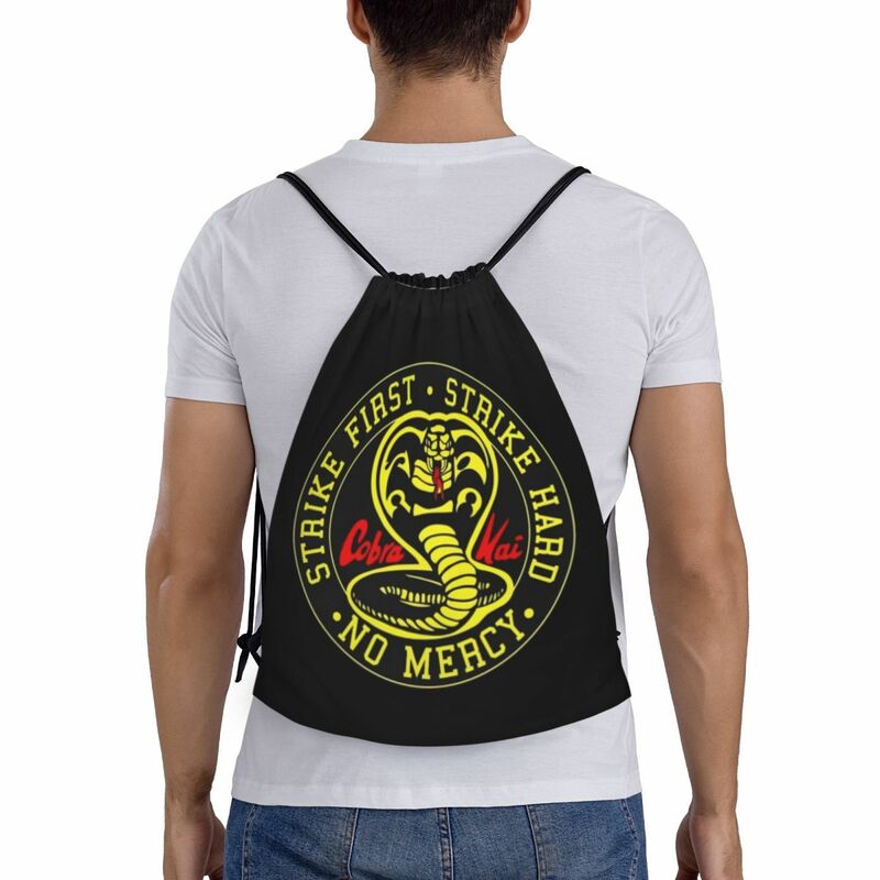 Mochila Cobra Kai personalizada con cordón redondo para hombre y mujer, bolsa ligera de Dojo para gimnasio, saco deportivo para ir de compras