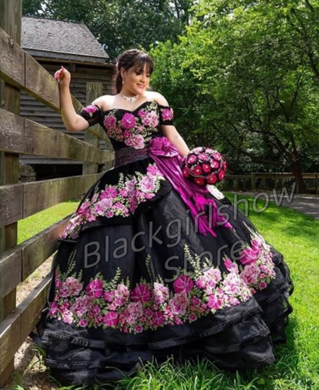 ชุดเดรสสีดำ15 quinceanera ชุดเดรสวิคตอเรียชุดรัดรูปปักลายดอกไม้ผูกโบว์ลูกไม้2024